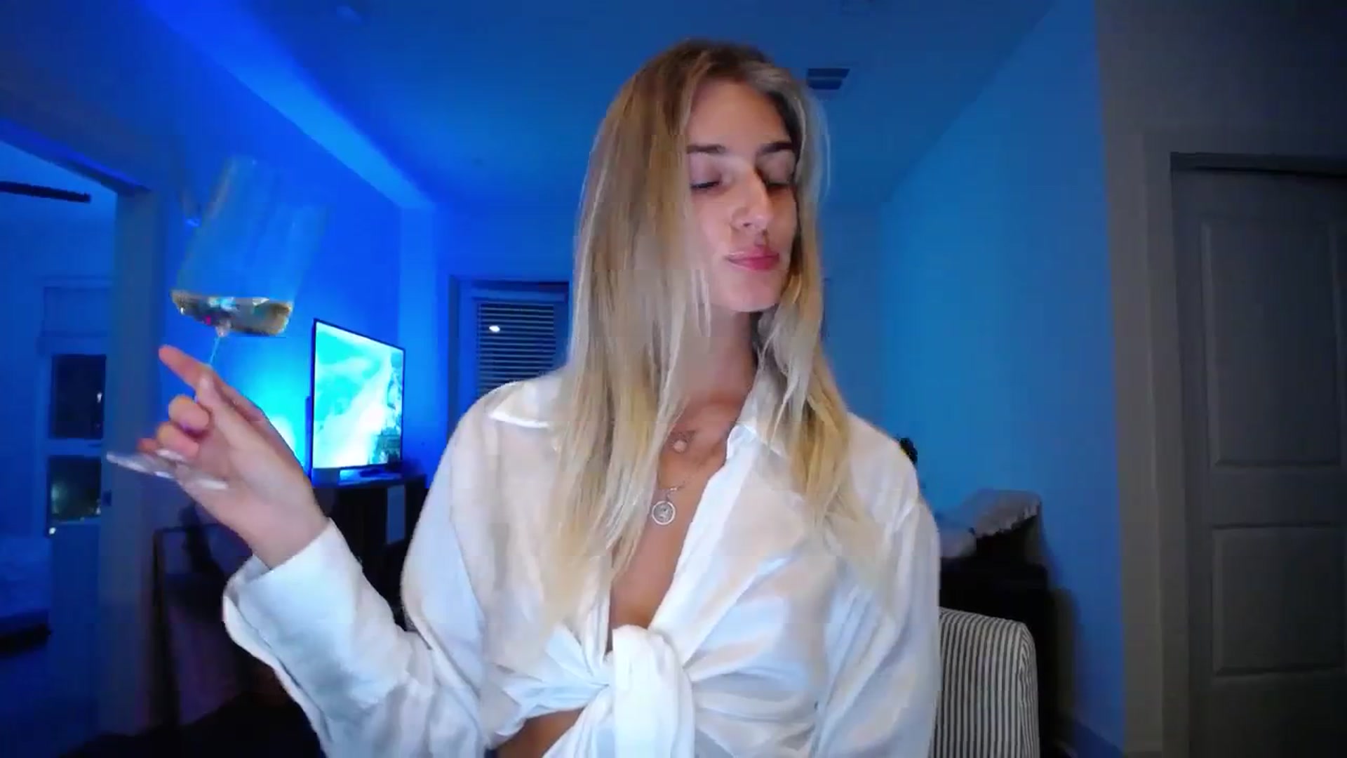 Gallery image thumbnail from Vodka_Queen's myfreecams stream on, 10/19/2023, 03:44 image 14 of 20
