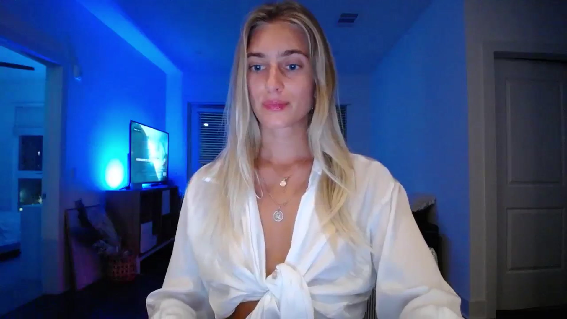Gallery image thumbnail from Vodka_Queen's myfreecams stream on, 10/19/2023, 03:44 image 13 of 20