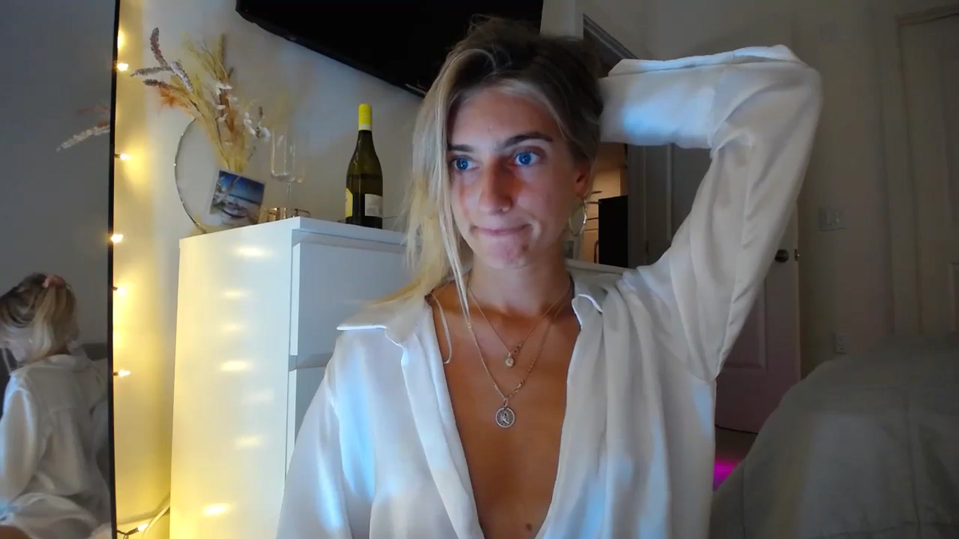 Gallery image thumbnail from Vodka_Queen's myfreecams stream on, 10/19/2023, 03:44 image 9 of 20