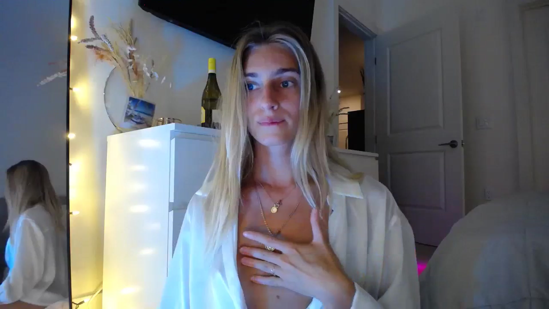 Gallery image thumbnail from Vodka_Queen's myfreecams stream on, 10/19/2023, 03:44 image 5 of 20