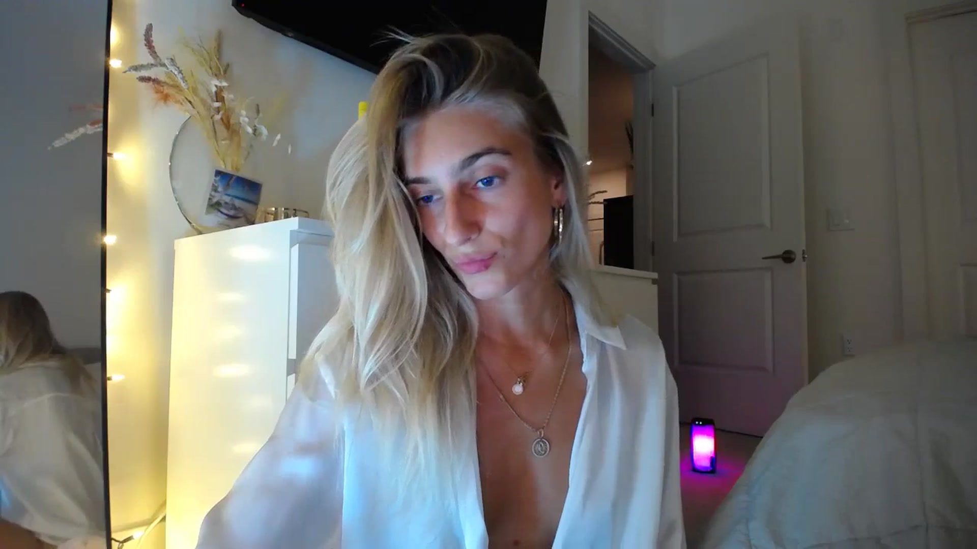 Gallery image thumbnail from Vodka_Queen's myfreecams stream on, 10/19/2023, 03:44 image 6 of 20