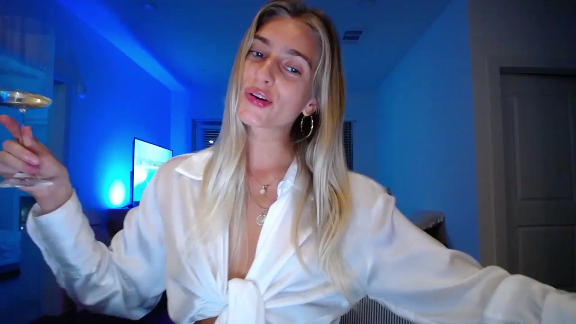 Gallery image thumbnail from Vodka_Queen's myfreecams stream on, 10/19/2023, 03:44 image 15 of 20