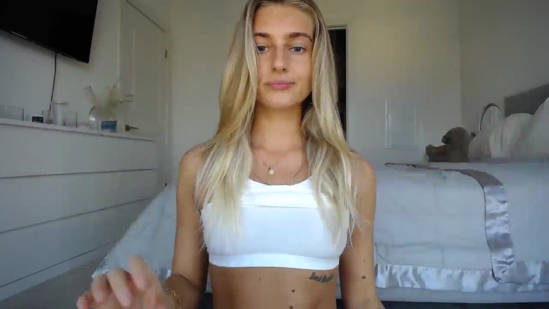 Gallery image thumbnail from Vodka_Queen's myfreecams stream on, 10/20/2023, 24:02 image 17 of 20