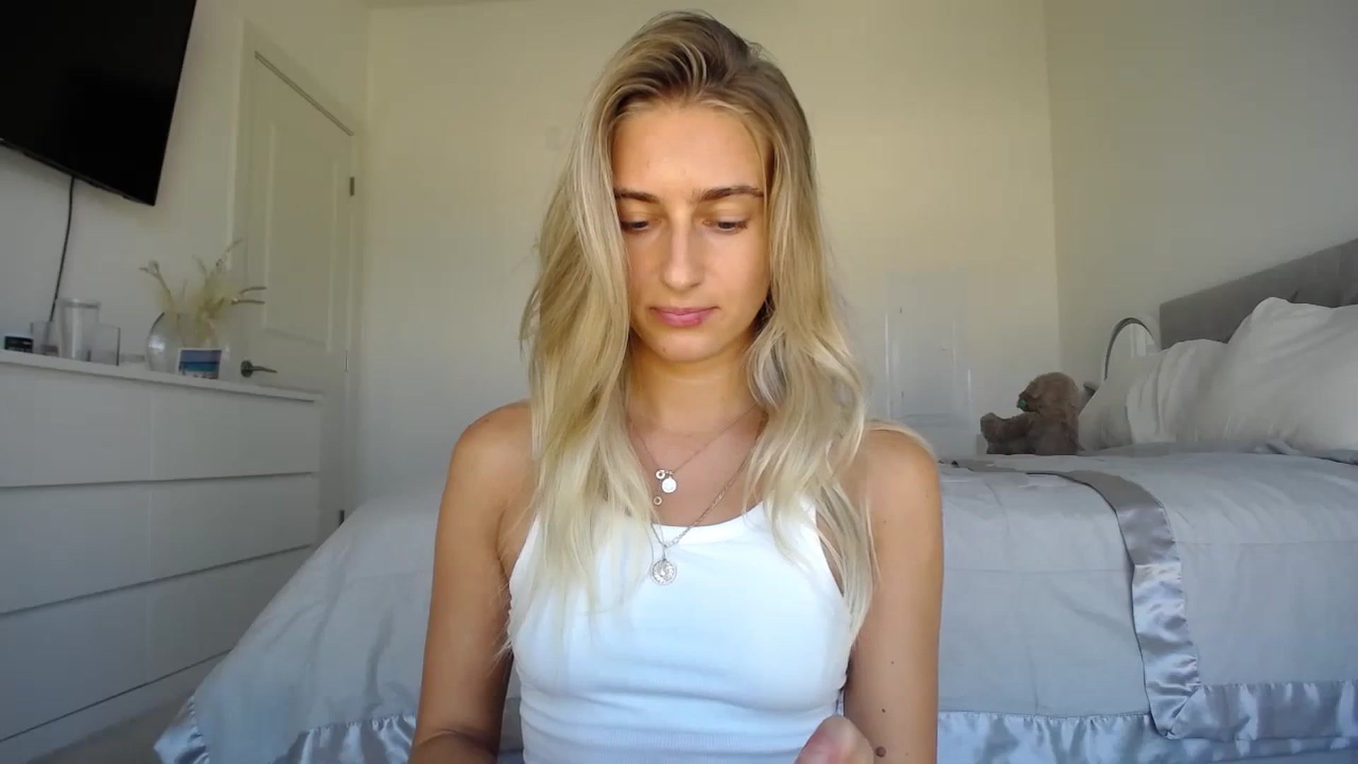 Gallery image thumbnail from Vodka_Queen's myfreecams stream on, 10/20/2023, 24:02 image 6 of 20