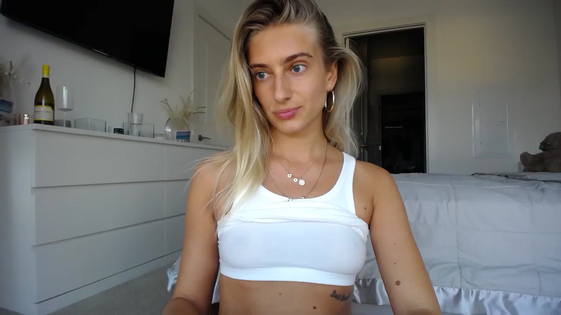 Gallery image thumbnail from Vodka_Queen's myfreecams stream on, 10/20/2023, 01:19 image 5 of 20