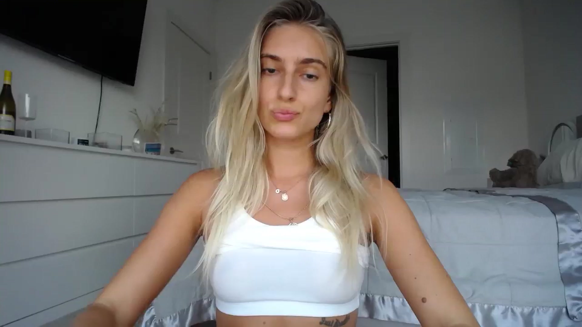 Gallery image thumbnail from Vodka_Queen's myfreecams stream on, 10/20/2023, 01:19 image 19 of 20