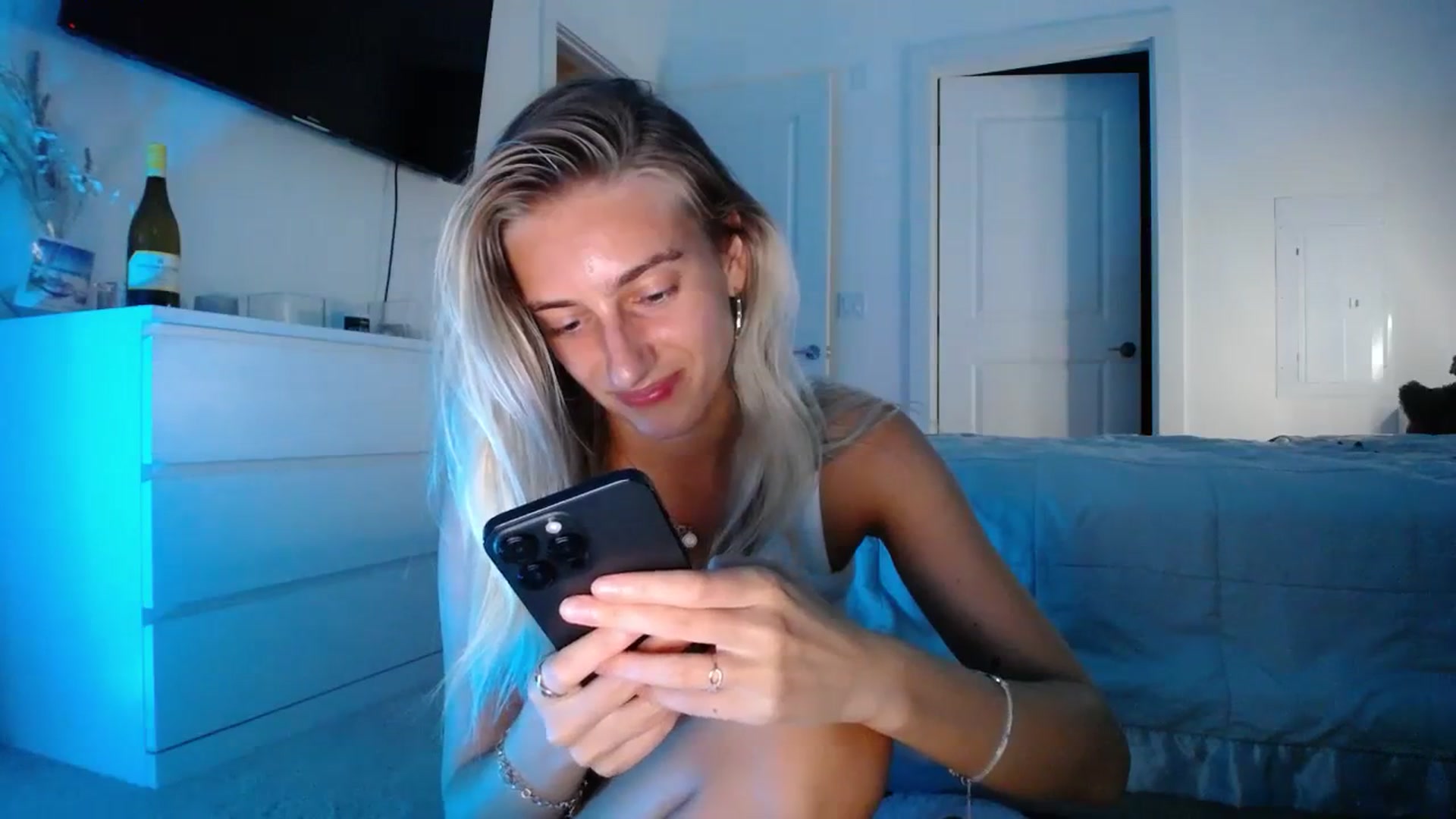 Gallery image thumbnail from Vodka_Queen's myfreecams stream on, 10/20/2023, 02:45 image 8 of 20