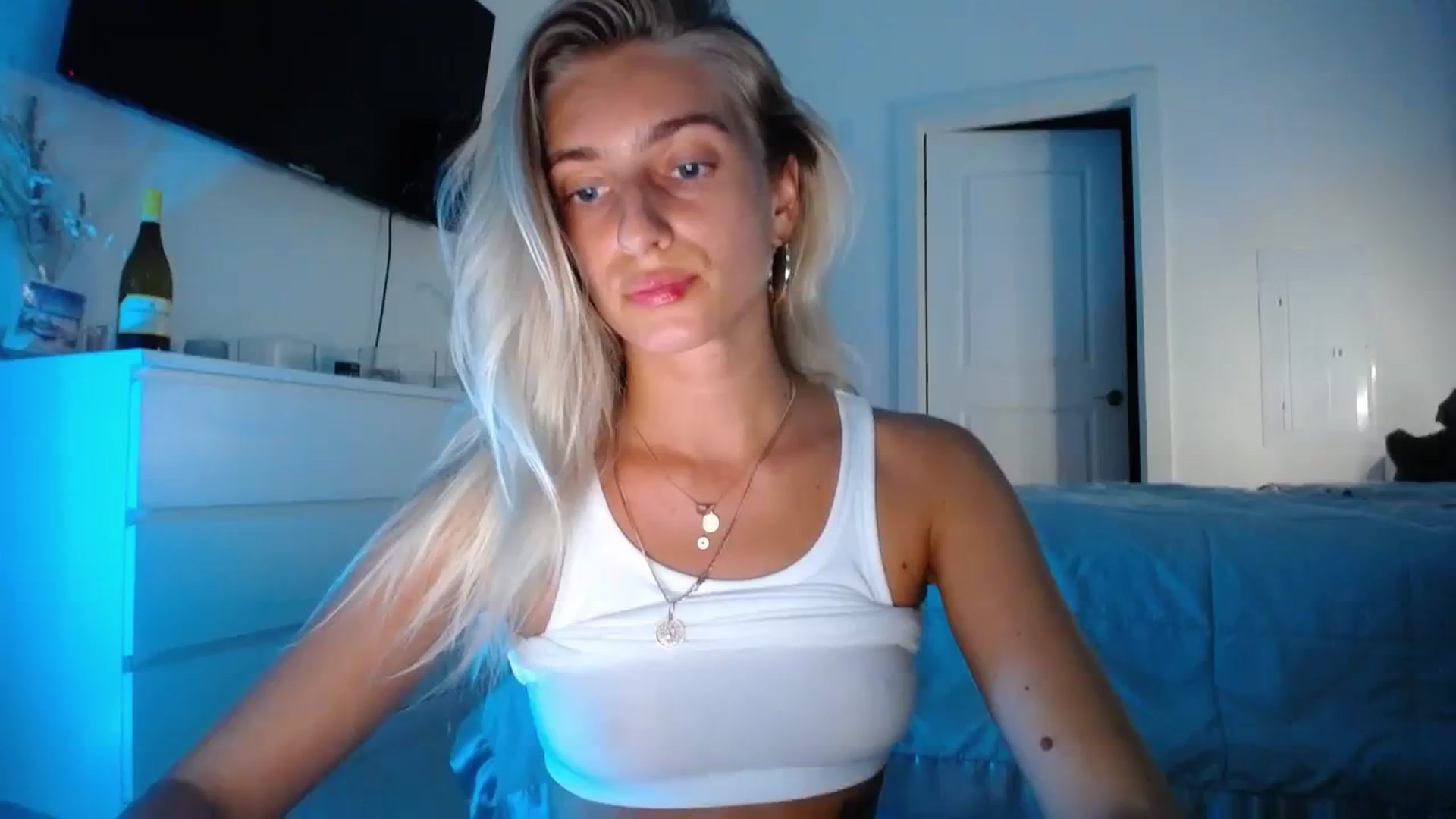 Gallery image thumbnail from Vodka_Queen's myfreecams stream on, 10/20/2023, 02:45 image 1 of 20