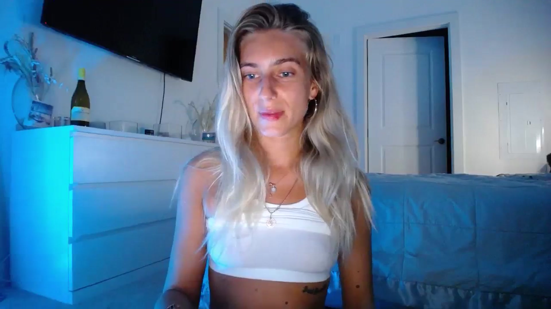 Gallery image thumbnail from Vodka_Queen's myfreecams stream on, 10/20/2023, 02:45 image 17 of 20