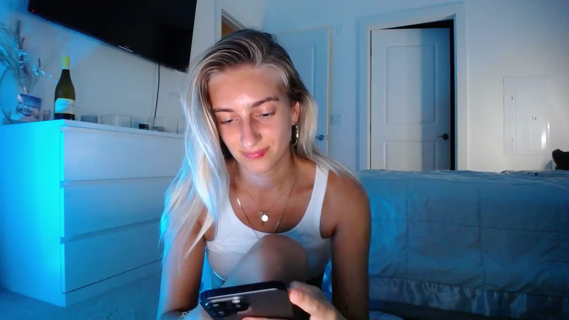 Gallery image thumbnail from Vodka_Queen's myfreecams stream on, 10/20/2023, 02:45 image 12 of 20