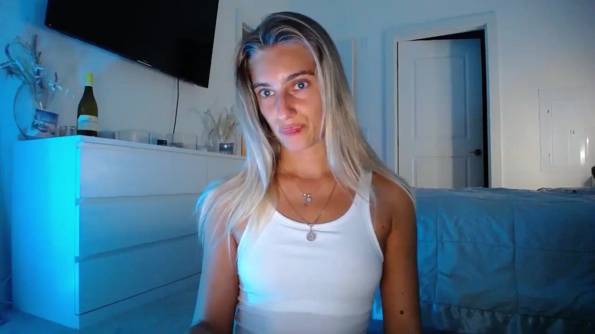 Gallery image thumbnail from Vodka_Queen's myfreecams stream on, 10/20/2023, 02:45 image 19 of 20