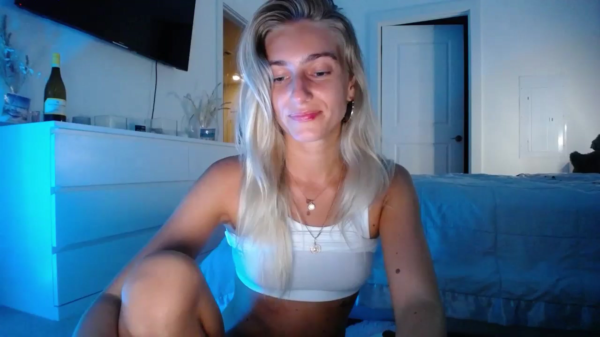 Gallery image thumbnail from Vodka_Queen's myfreecams stream on, 10/20/2023, 02:45 image 5 of 20