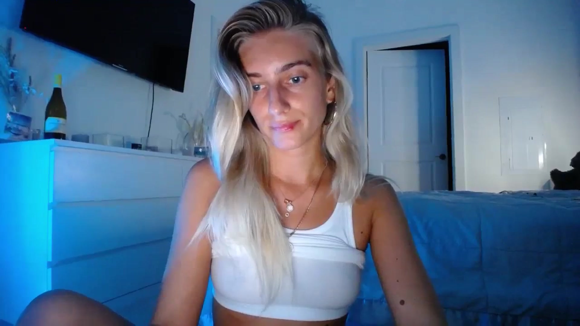 Gallery image thumbnail from Vodka_Queen's myfreecams stream on, 10/20/2023, 02:45 image 3 of 20