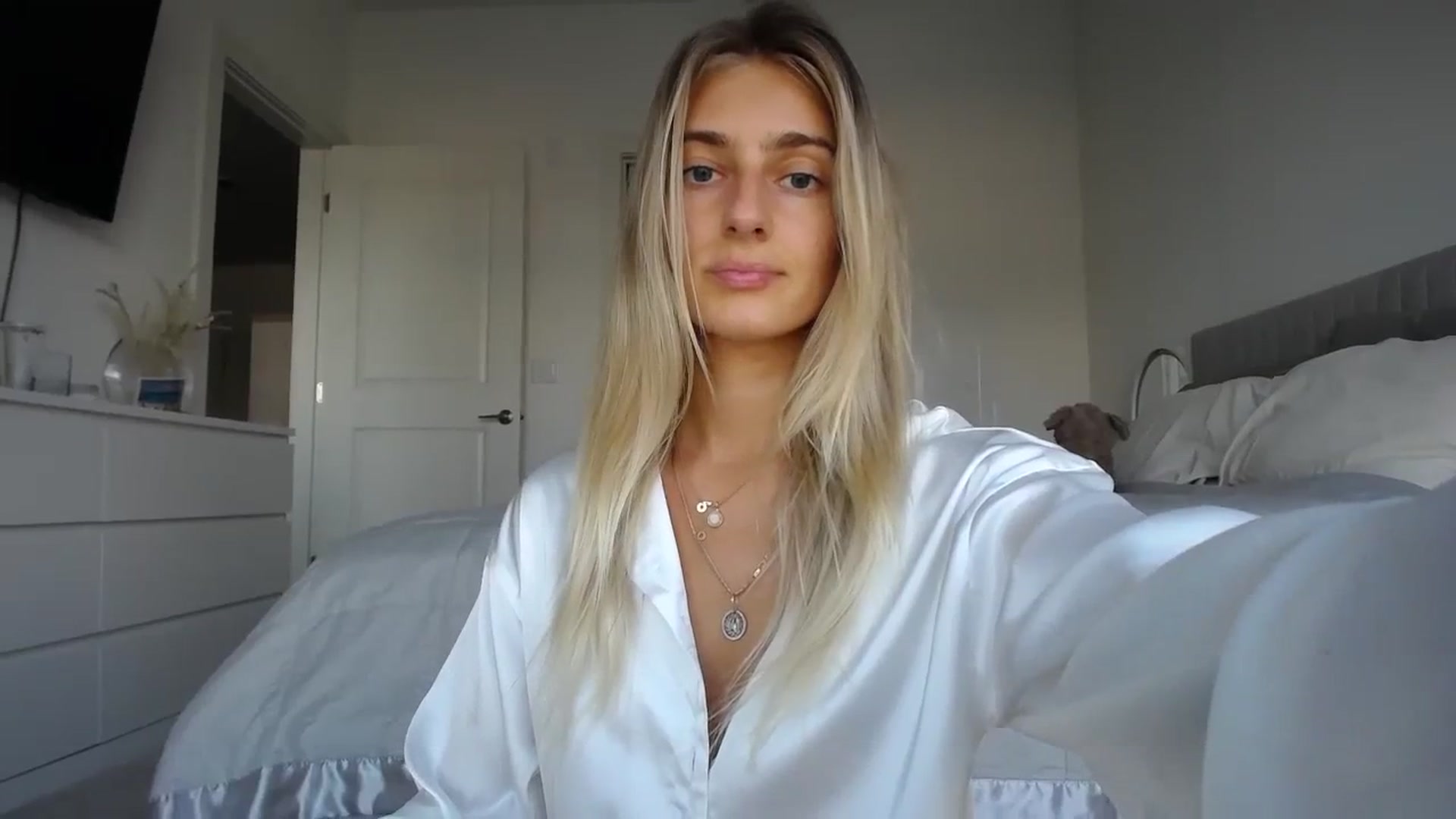 Gallery image thumbnail from Vodka_Queen's myfreecams stream on, 10/22/2023, 01:03 image 11 of 20