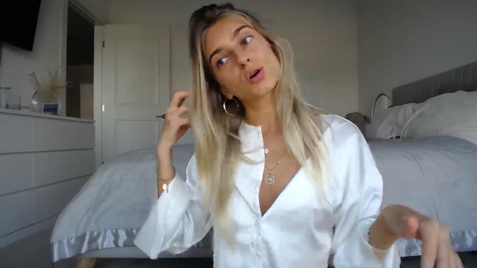 Gallery image thumbnail from Vodka_Queen's myfreecams stream on, 10/22/2023, 01:03 image 10 of 20