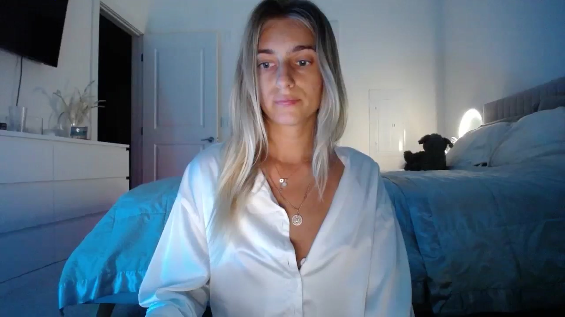 Gallery image thumbnail from Vodka_Queen's myfreecams stream on, 10/22/2023, 01:45 image 15 of 20