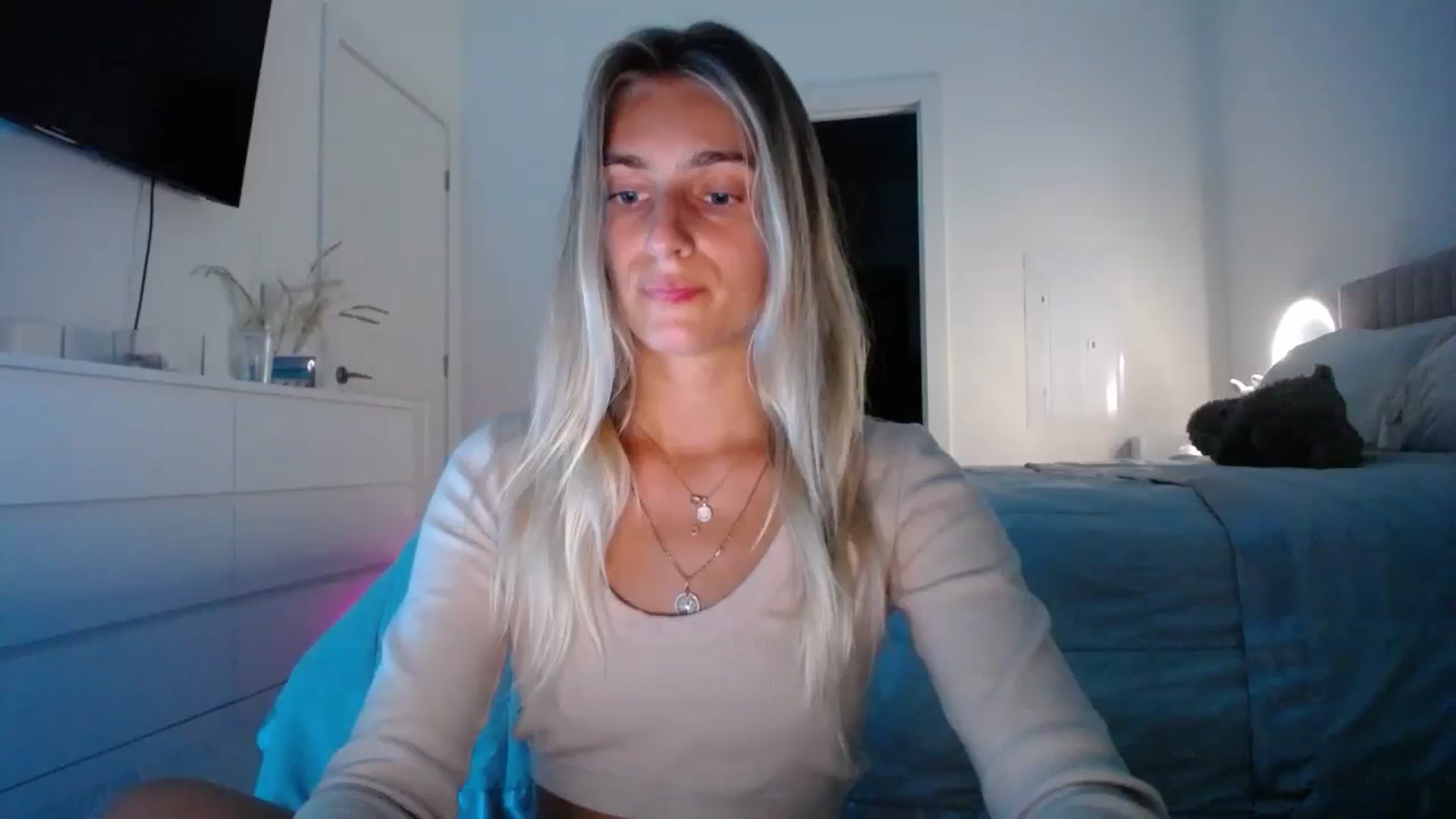 Gallery image thumbnail from Vodka_Queen's myfreecams stream on, 10/25/2023, 02:12 image 10 of 20