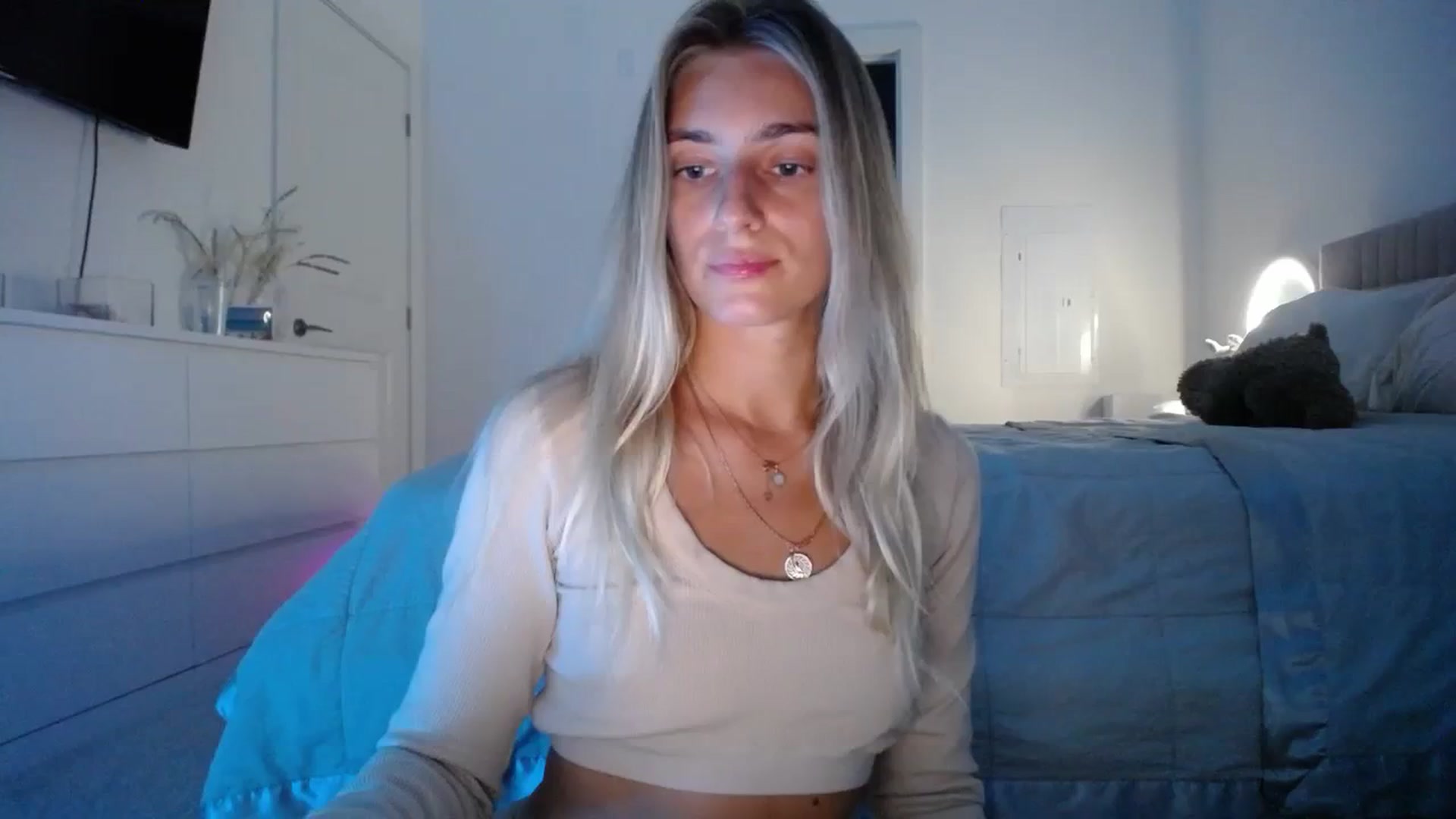 Gallery image thumbnail from Vodka_Queen's myfreecams stream on, 10/25/2023, 02:12 image 4 of 20
