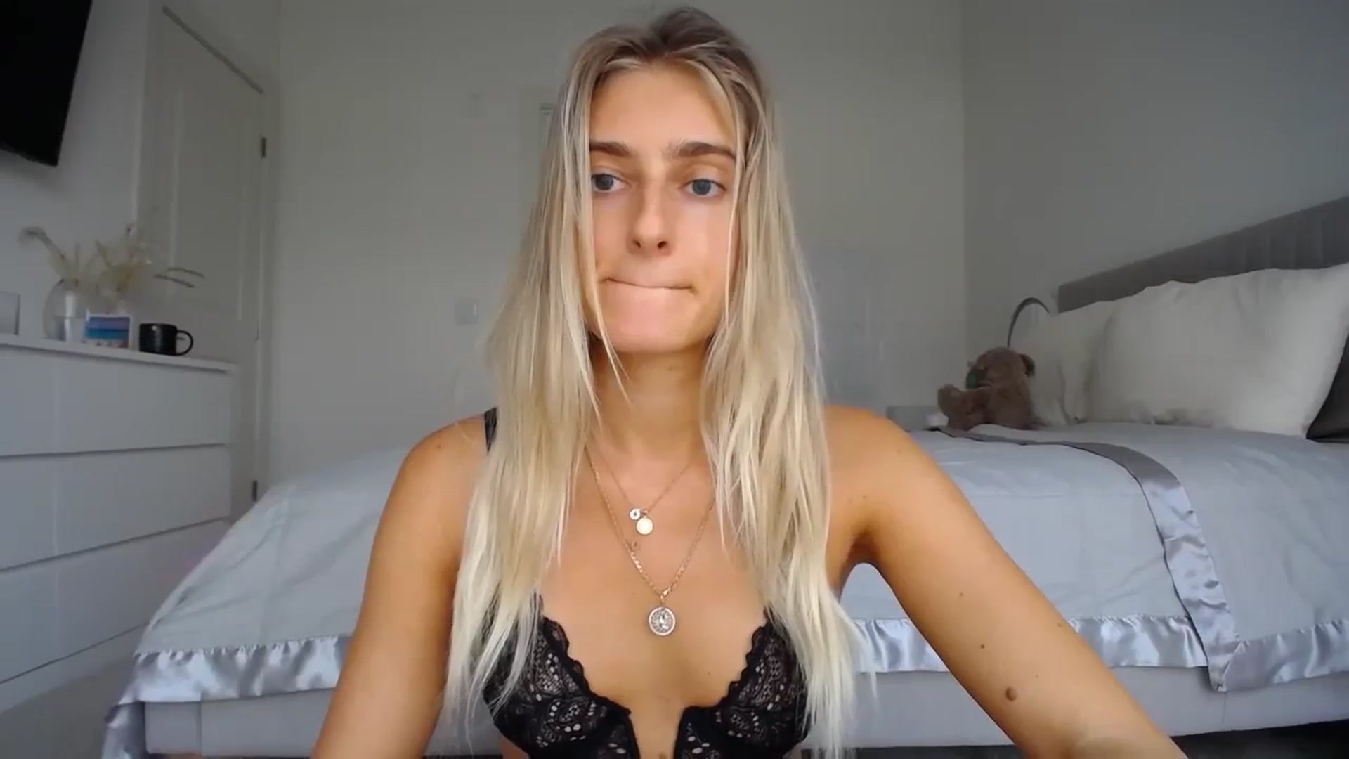Gallery image thumbnail from Vodka_Queen's myfreecams stream on, 10/26/2023, 01:21 image 10 of 20