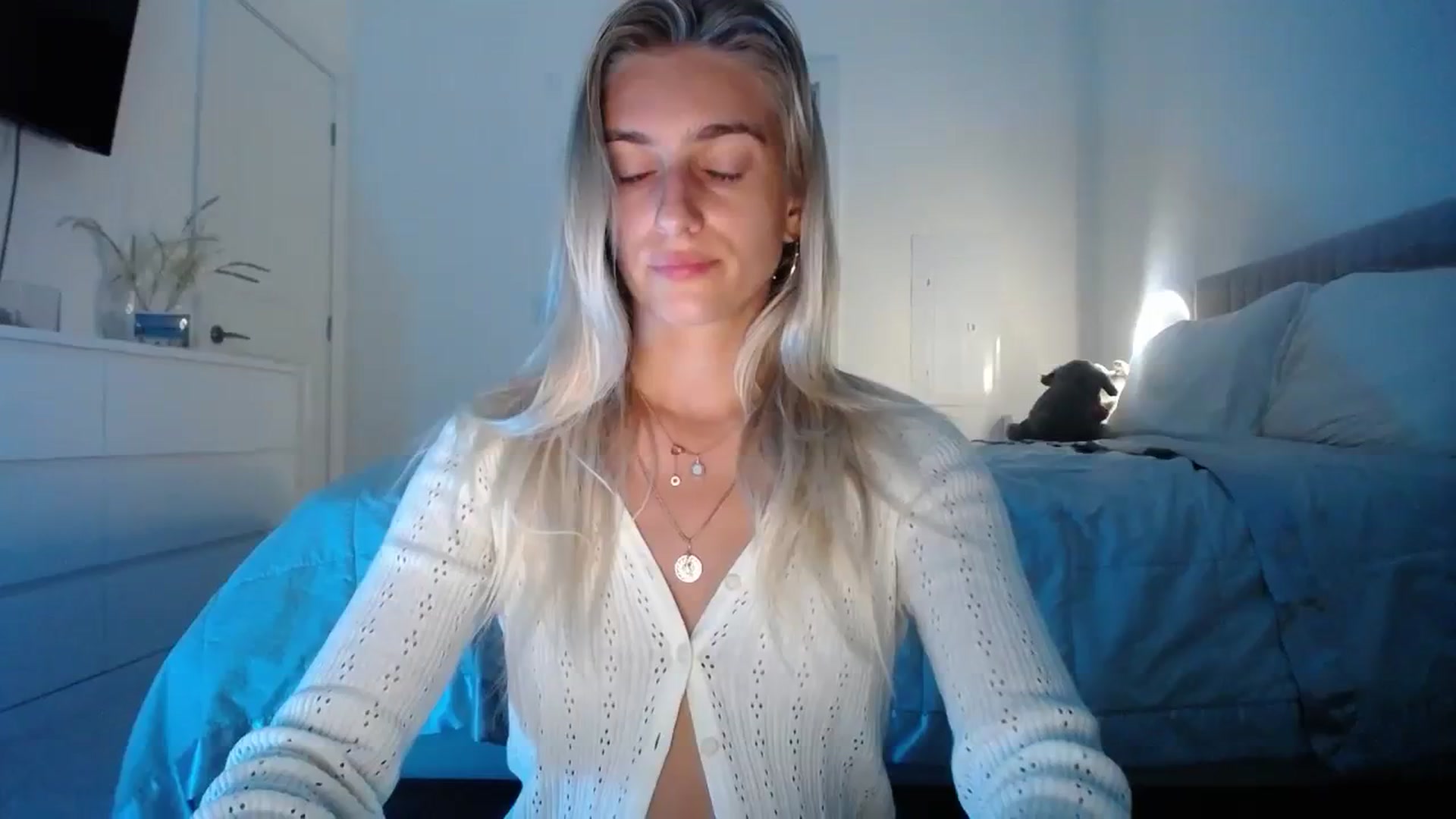 Gallery image thumbnail from Vodka_Queen's myfreecams stream on, 10/27/2023, 03:08 image 1 of 20