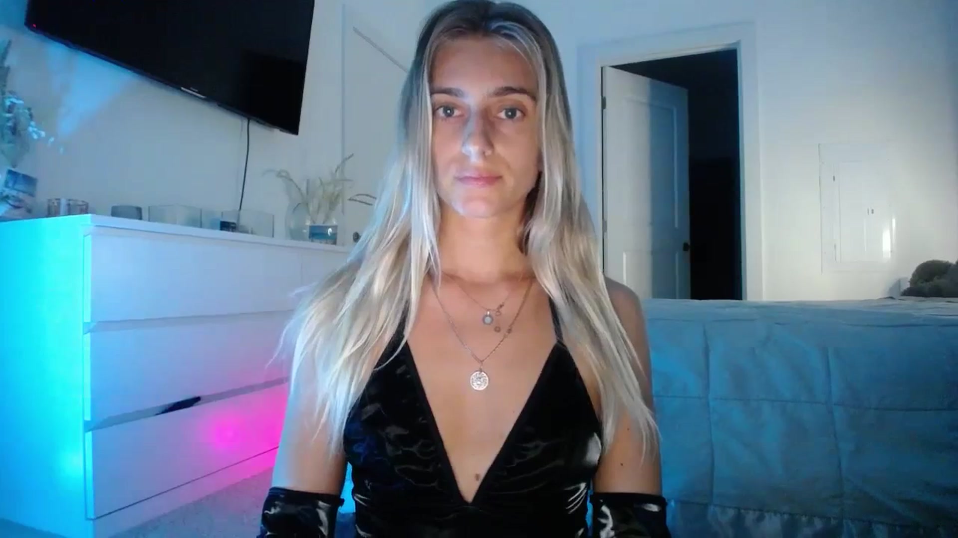 Gallery image thumbnail from Vodka_Queen's myfreecams stream on, 10/29/2023, 04:23 image 5 of 20