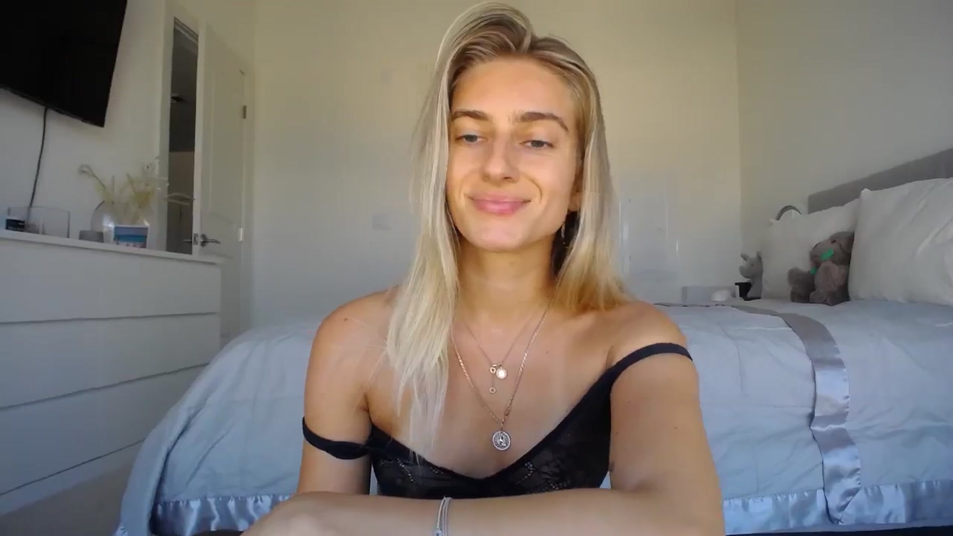 Gallery image thumbnail from Vodka_Queen's myfreecams stream on, 10/29/2023, 23:33 image 20 of 20