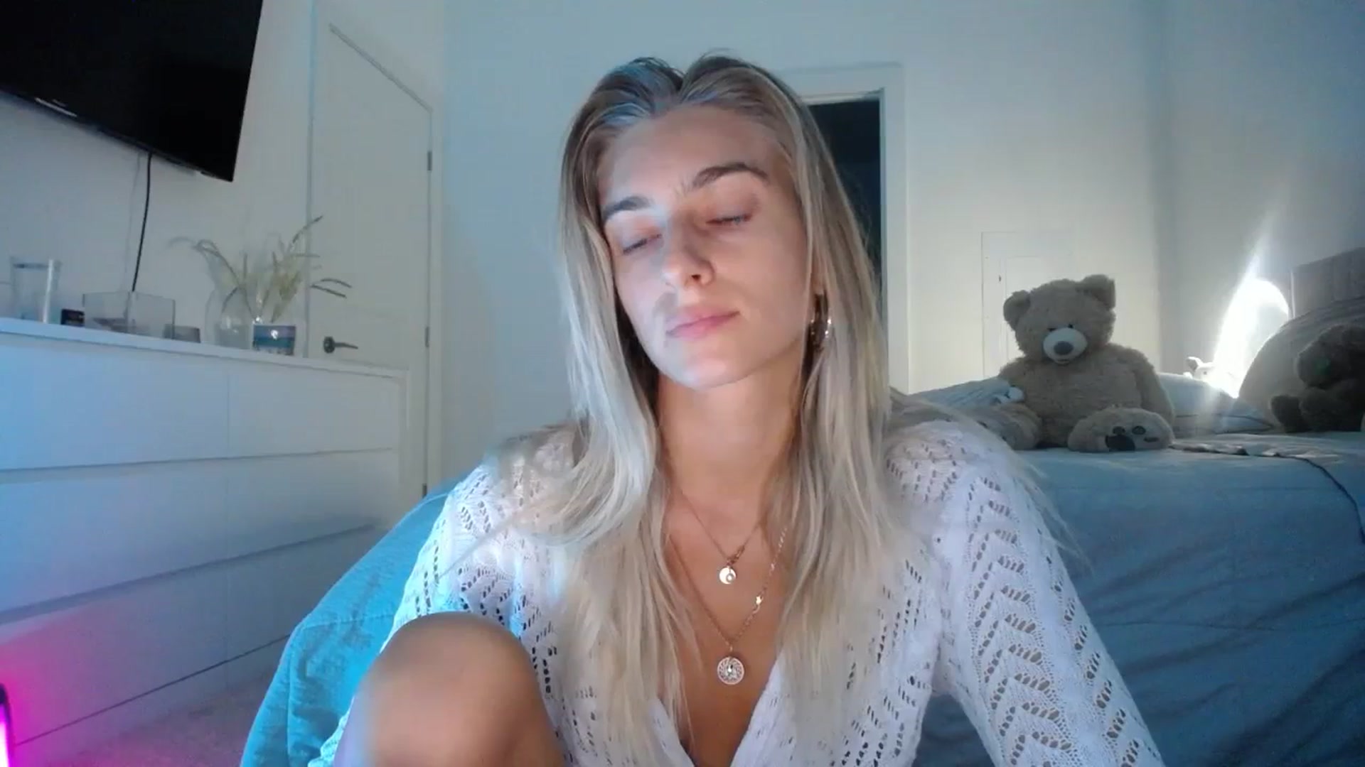 Gallery image thumbnail from Vodka_Queen's myfreecams stream on, 11/01/2023, 01:48 image 15 of 20