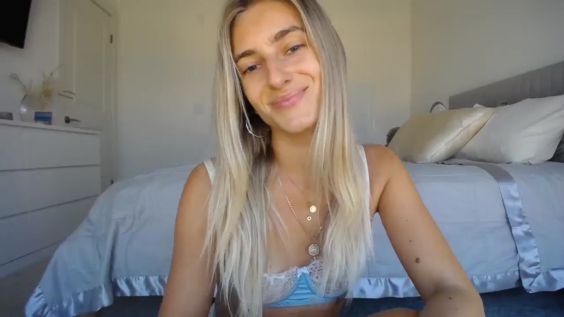 Gallery image thumbnail from Vodka_Queen's myfreecams stream on, 11/04/2023, 24:12 image 14 of 20