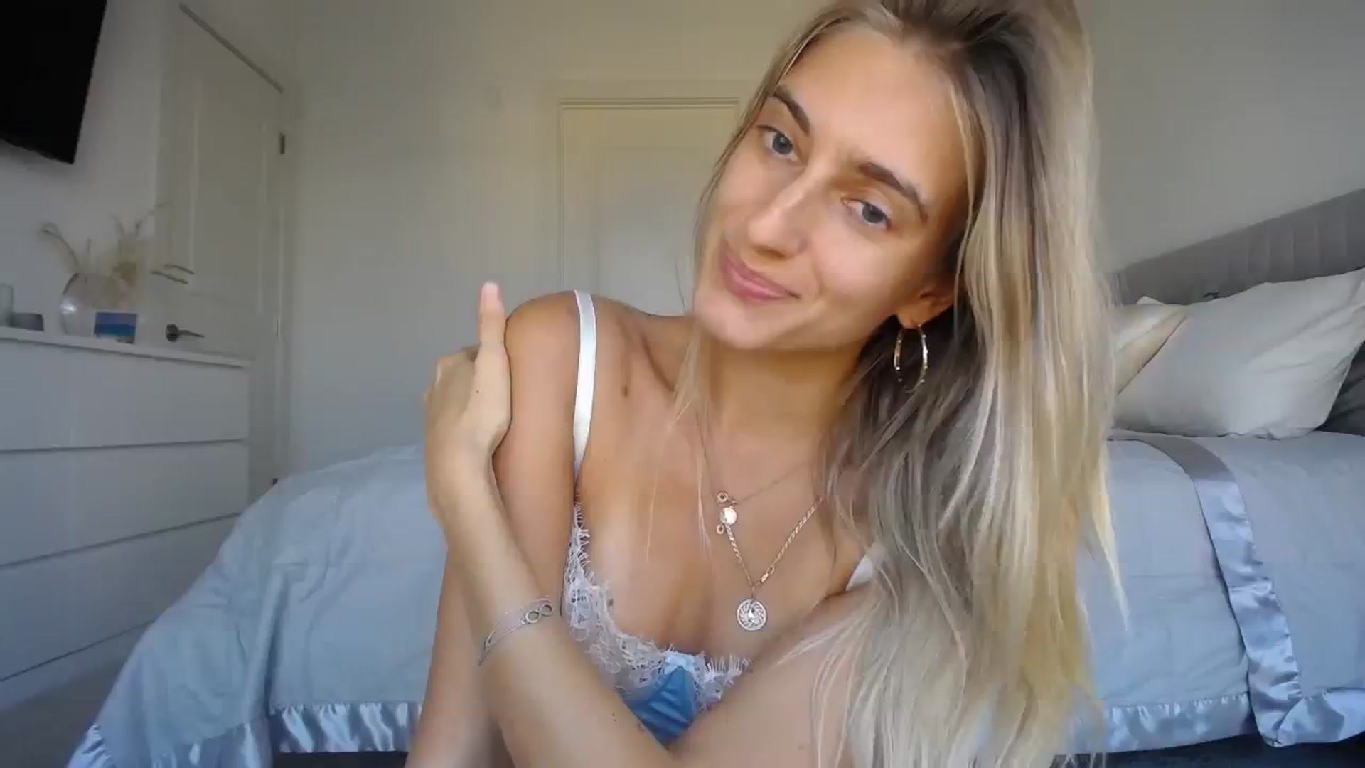 Gallery image thumbnail from Vodka_Queen's myfreecams stream on, 11/04/2023, 24:12 image 18 of 20
