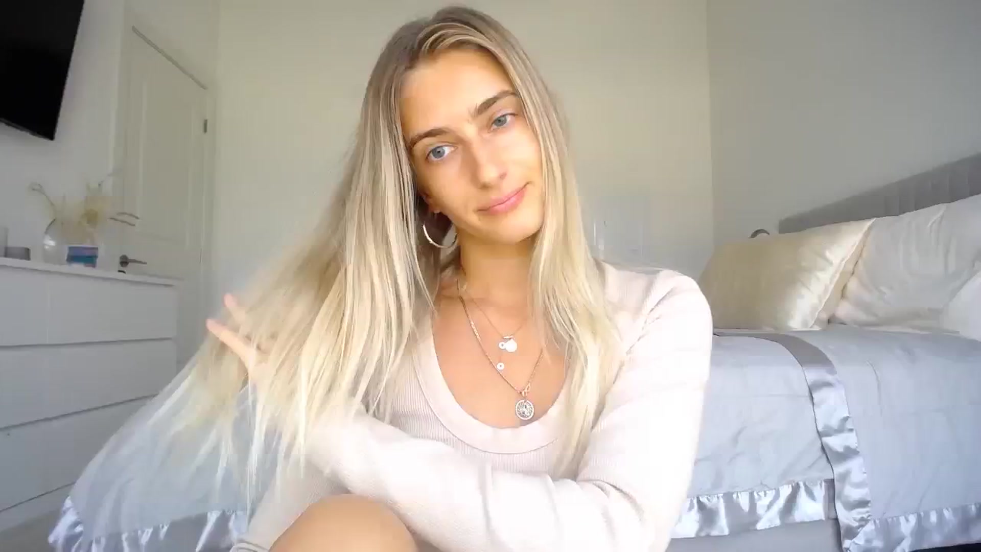 Gallery image thumbnail from Vodka_Queen's myfreecams stream on, 11/04/2023, 20:35 image 12 of 20