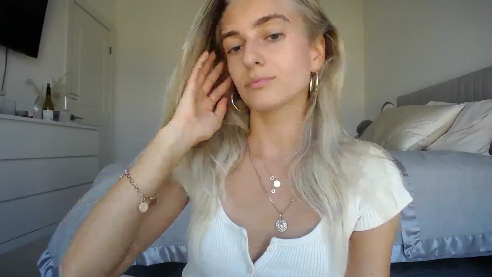 Gallery image thumbnail from Vodka_Queen's myfreecams stream on, 11/05/2023, 23:54 image 5 of 20