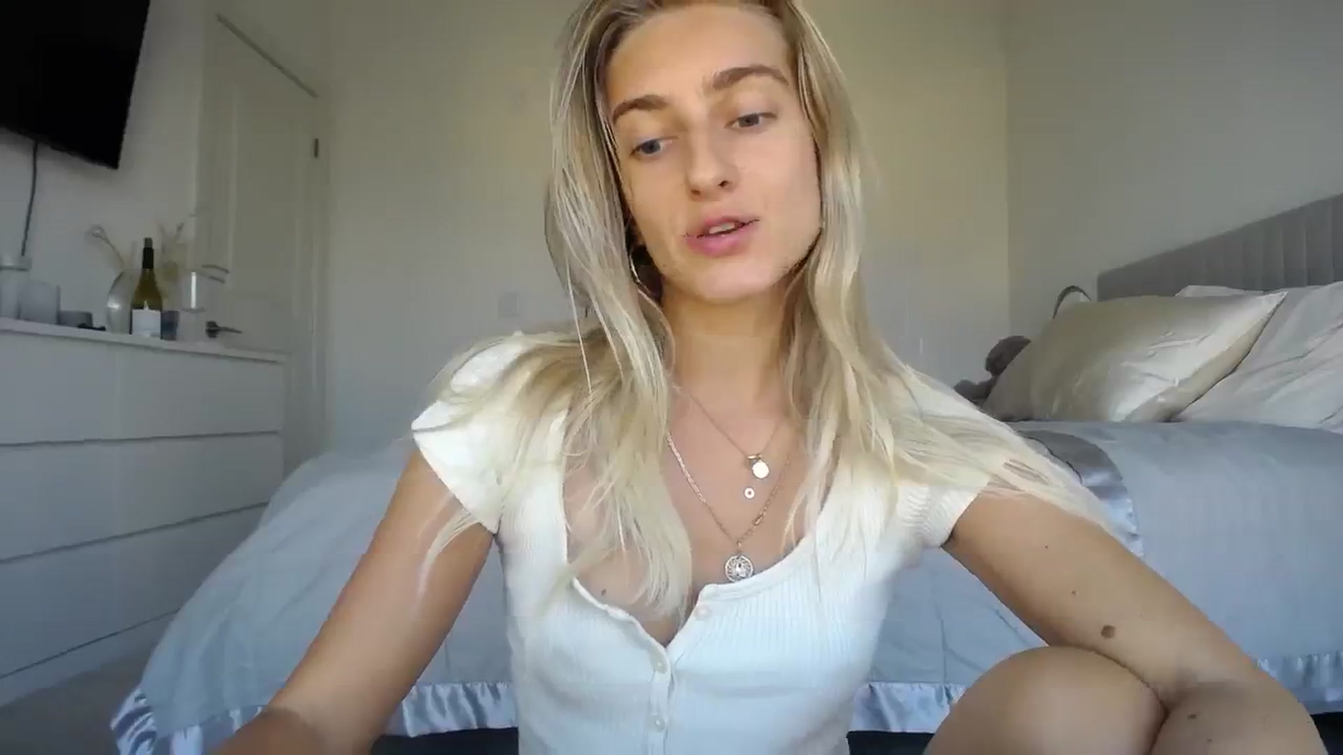 Gallery image thumbnail from Vodka_Queen's myfreecams stream on, 11/05/2023, 23:54 image 15 of 20