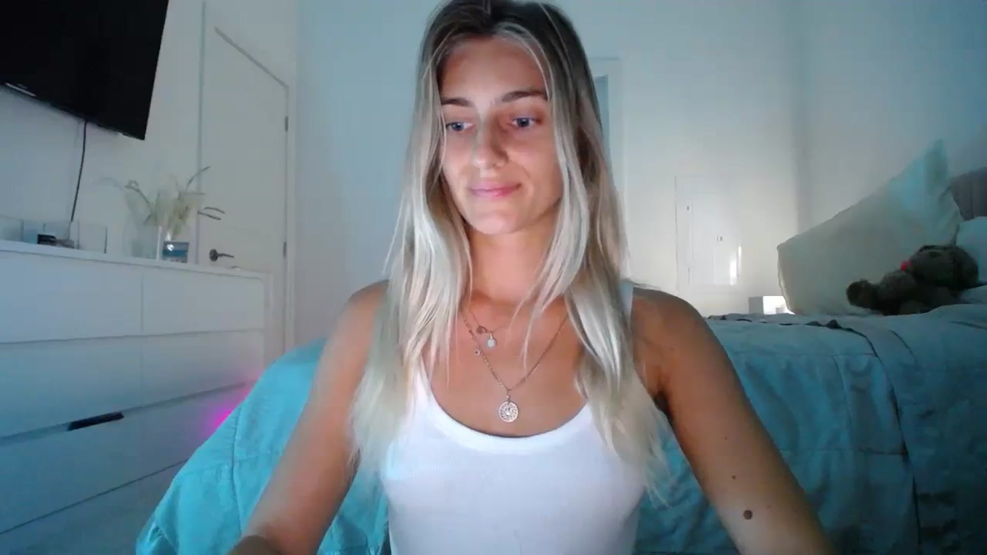 Gallery image thumbnail from Vodka_Queen's myfreecams stream on, 11/08/2023, 01:52 image 16 of 20
