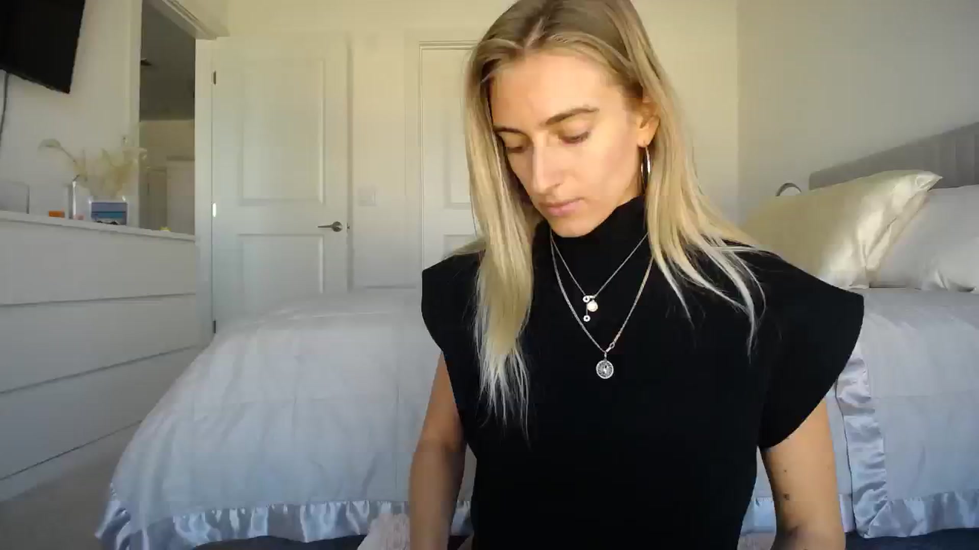 Gallery image thumbnail from Vodka_Queen's myfreecams stream on, 11/11/2023, 21:38 image 17 of 20