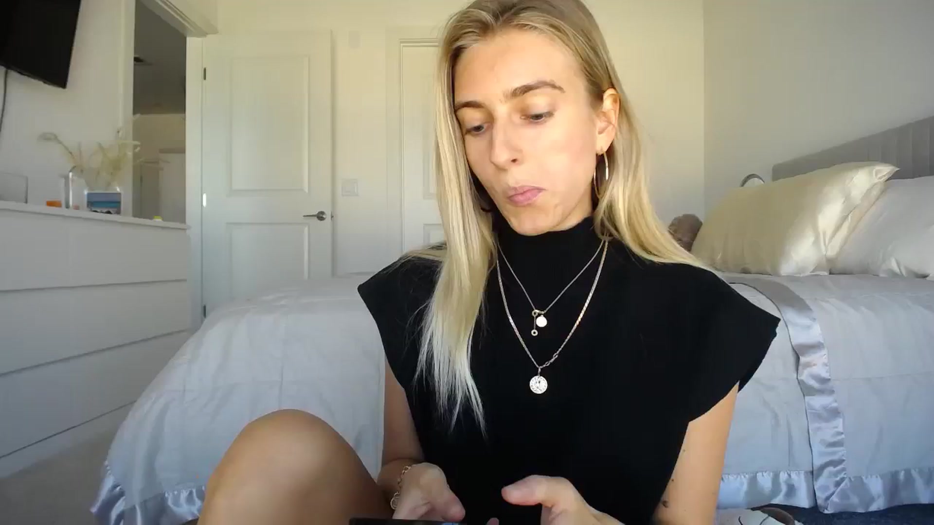 Gallery image thumbnail from Vodka_Queen's myfreecams stream on, 11/11/2023, 21:38 image 14 of 20