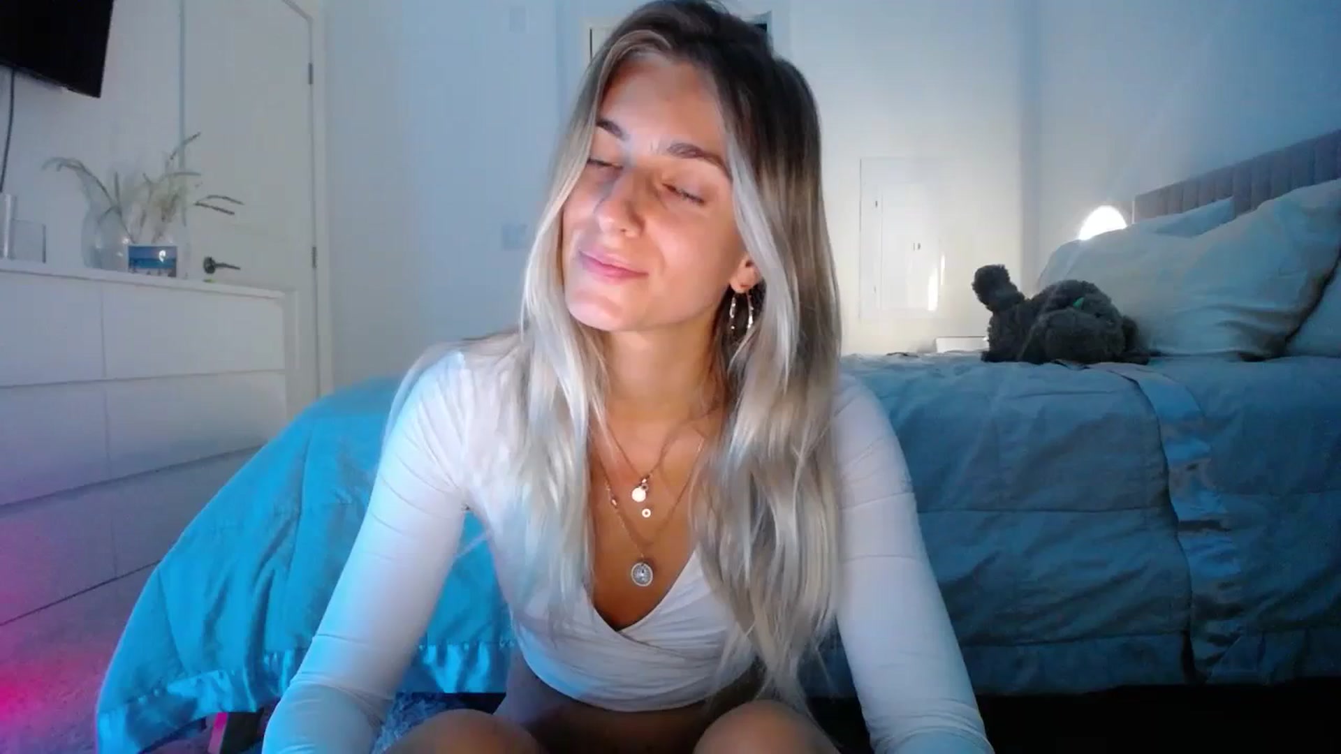 Gallery image thumbnail from Vodka_Queen's myfreecams stream on, 11/17/2023, 02:05 image 18 of 20