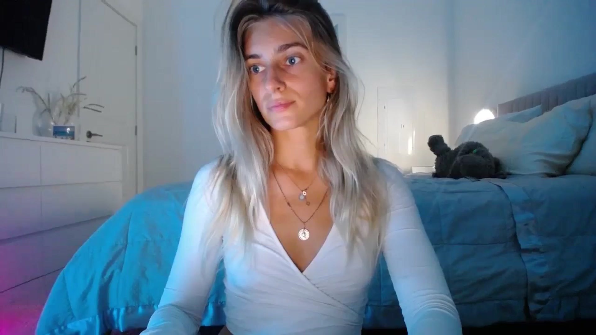 Gallery image thumbnail from Vodka_Queen's myfreecams stream on, 11/17/2023, 02:05 image 16 of 20
