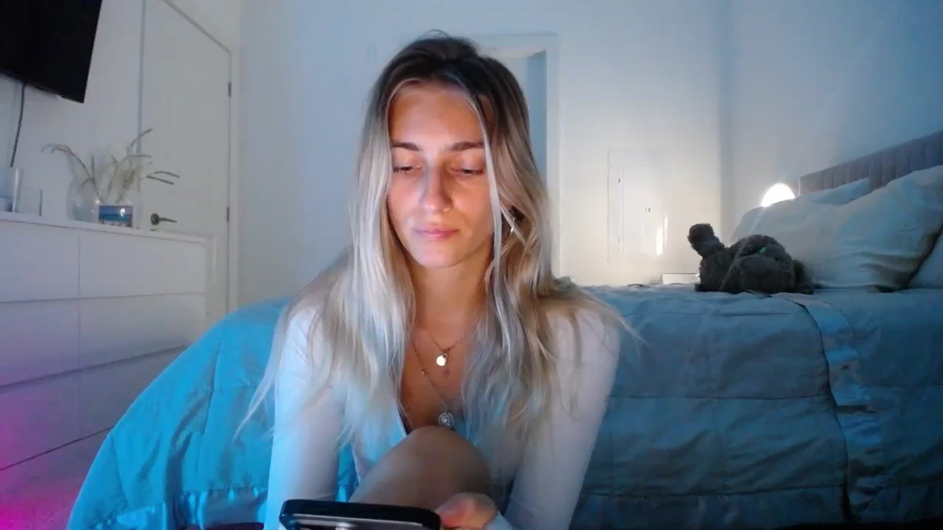 Gallery image thumbnail from Vodka_Queen's myfreecams stream on, 11/17/2023, 02:05 image 15 of 20