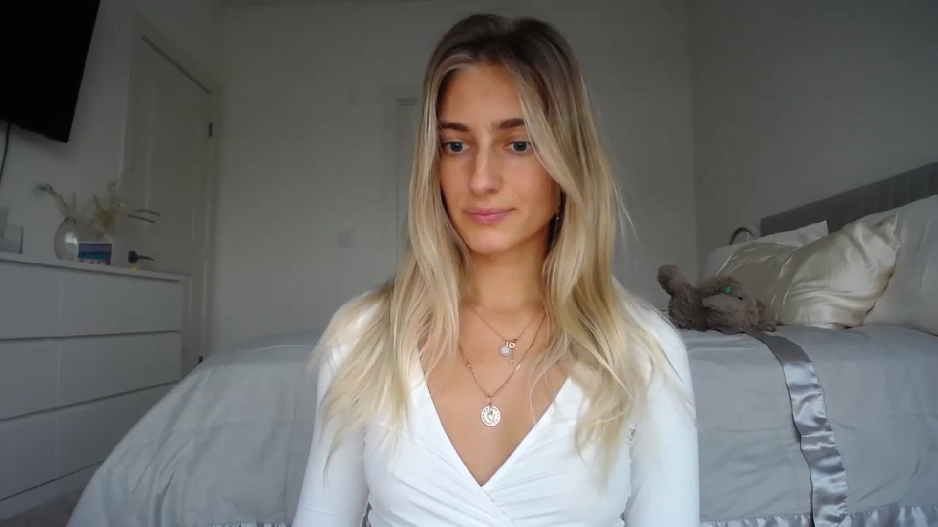 Gallery image thumbnail from Vodka_Queen's myfreecams stream on, 11/17/2023, 02:05 image 9 of 20