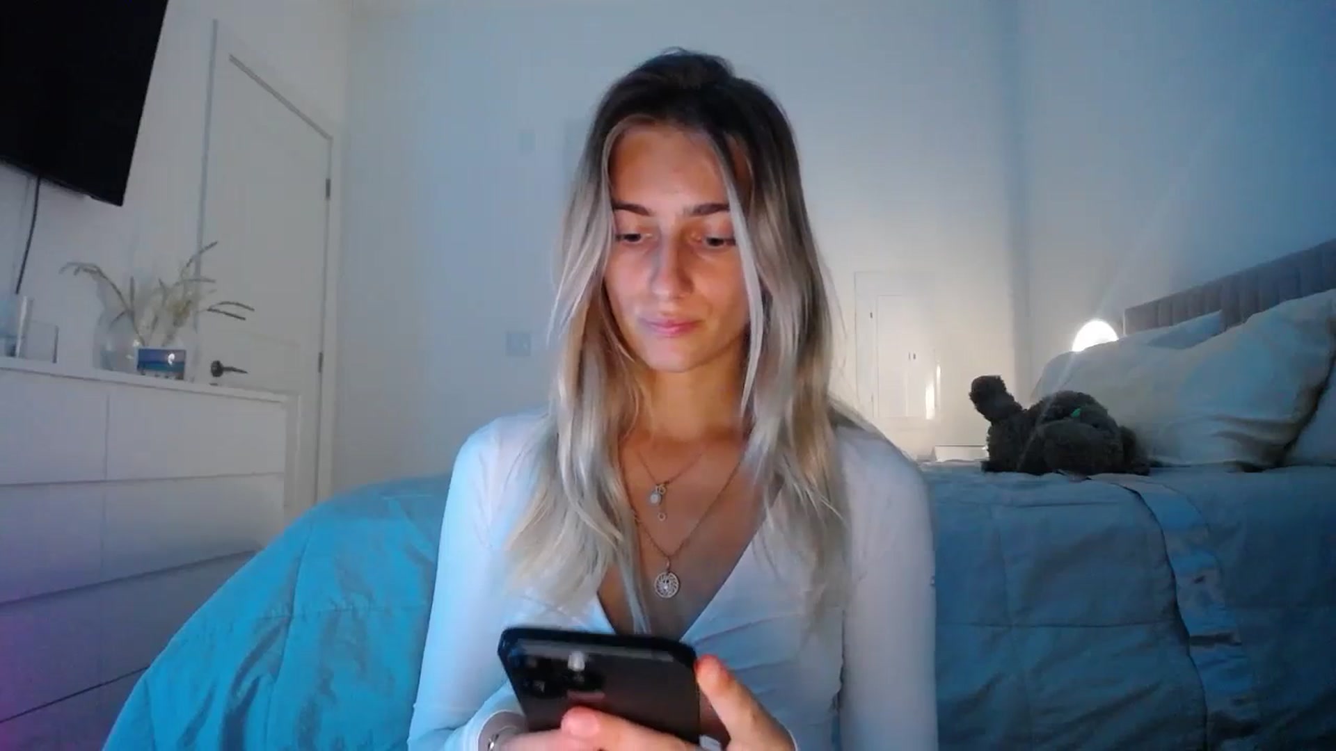 Gallery image thumbnail from Vodka_Queen's myfreecams stream on, 11/17/2023, 02:05 image 13 of 20
