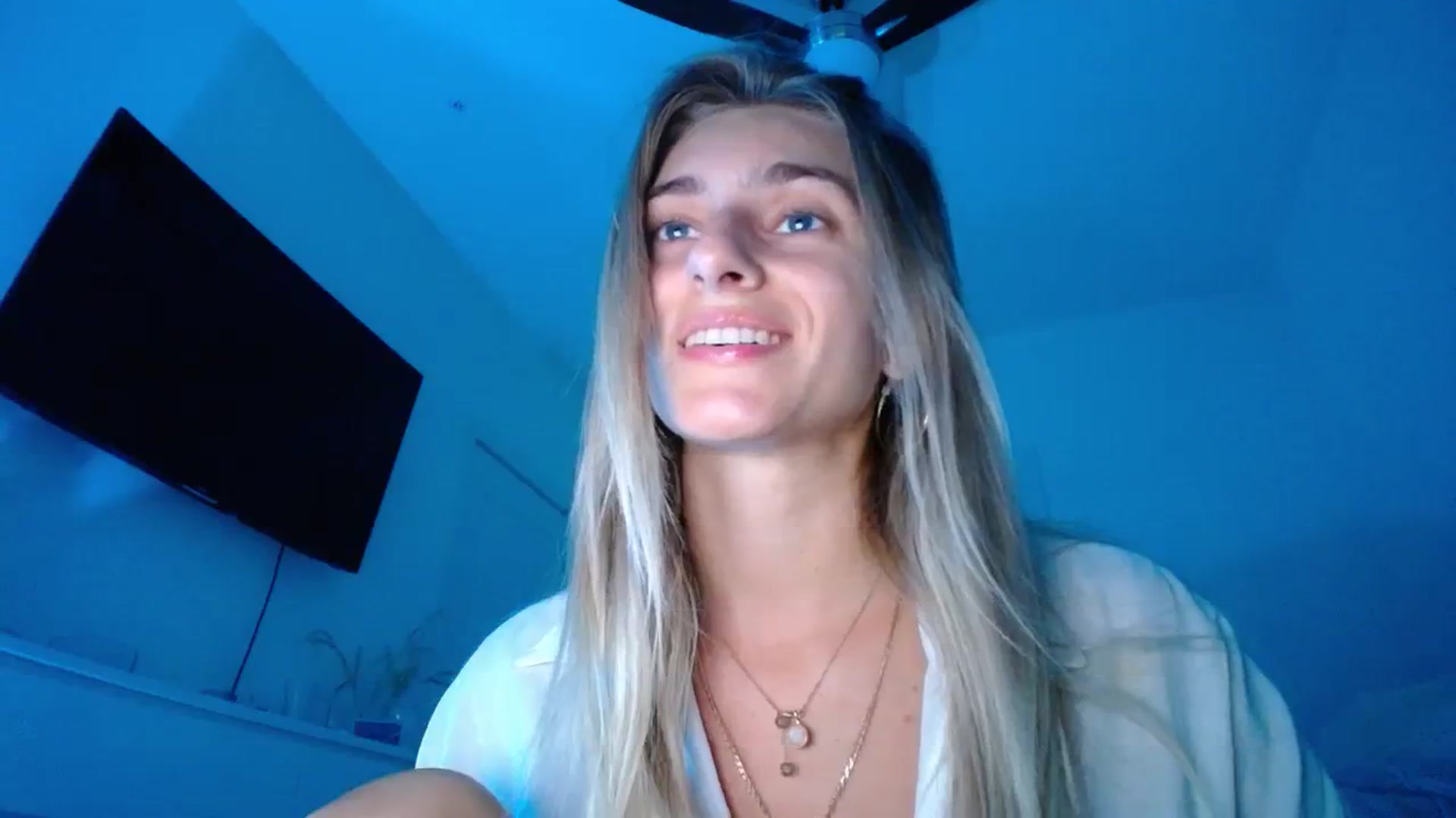 Gallery image thumbnail from Vodka_Queen's myfreecams stream on, 11/23/2023, 01:52 image 7 of 20
