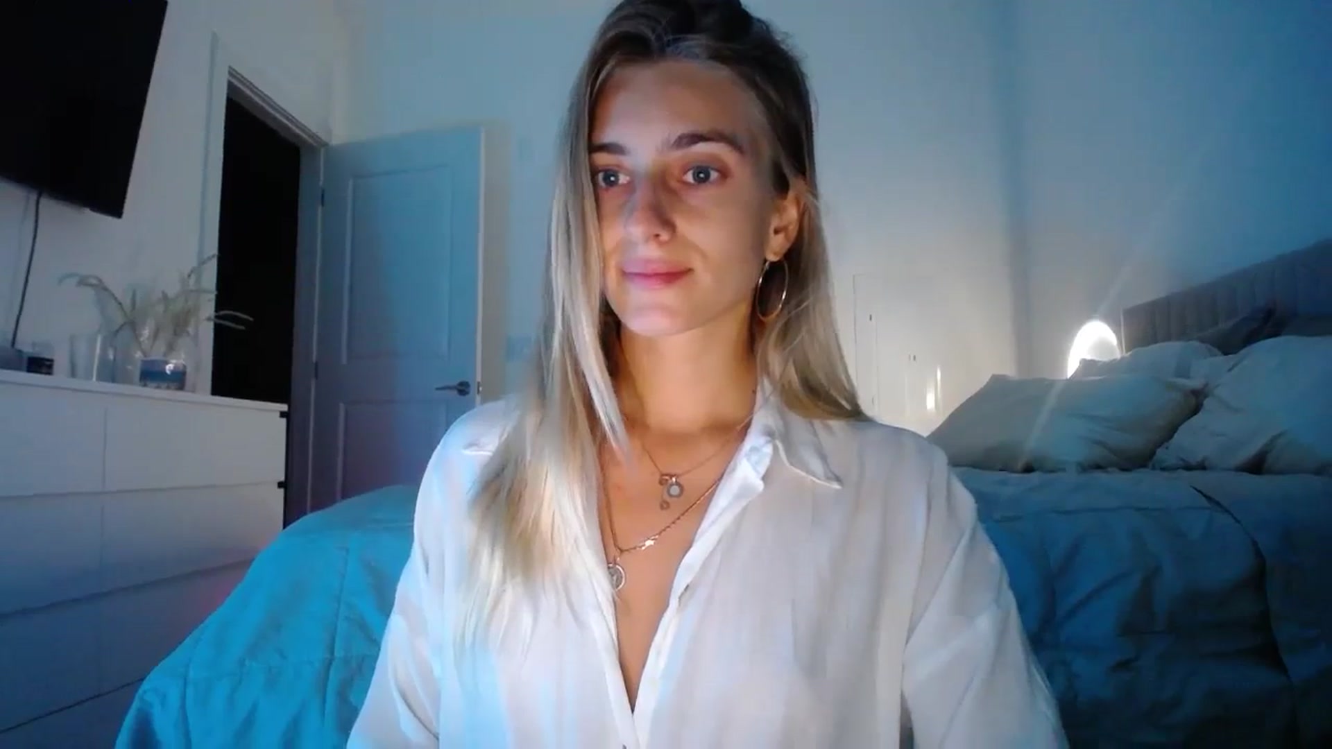 Gallery image thumbnail from Vodka_Queen's myfreecams stream on, 11/23/2023, 02:50 image 15 of 20