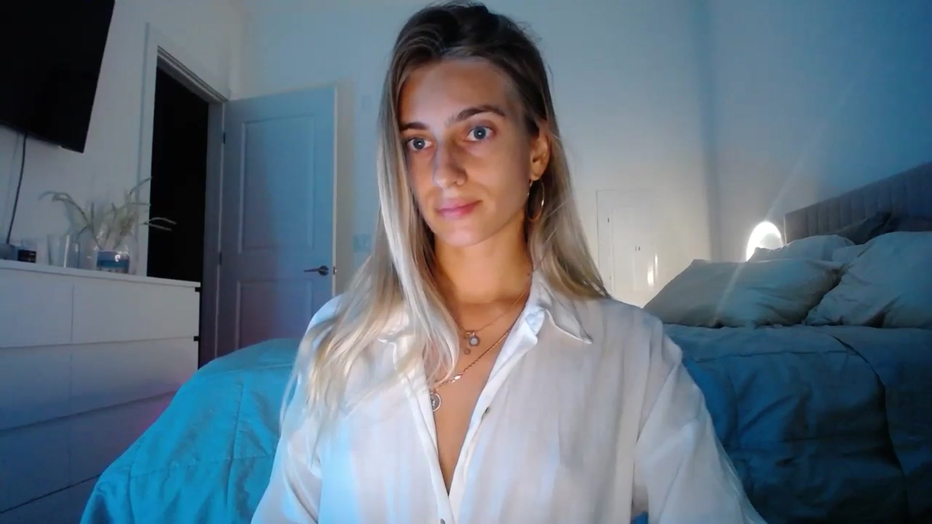 Gallery image thumbnail from Vodka_Queen's myfreecams stream on, 11/23/2023, 02:50 image 17 of 20
