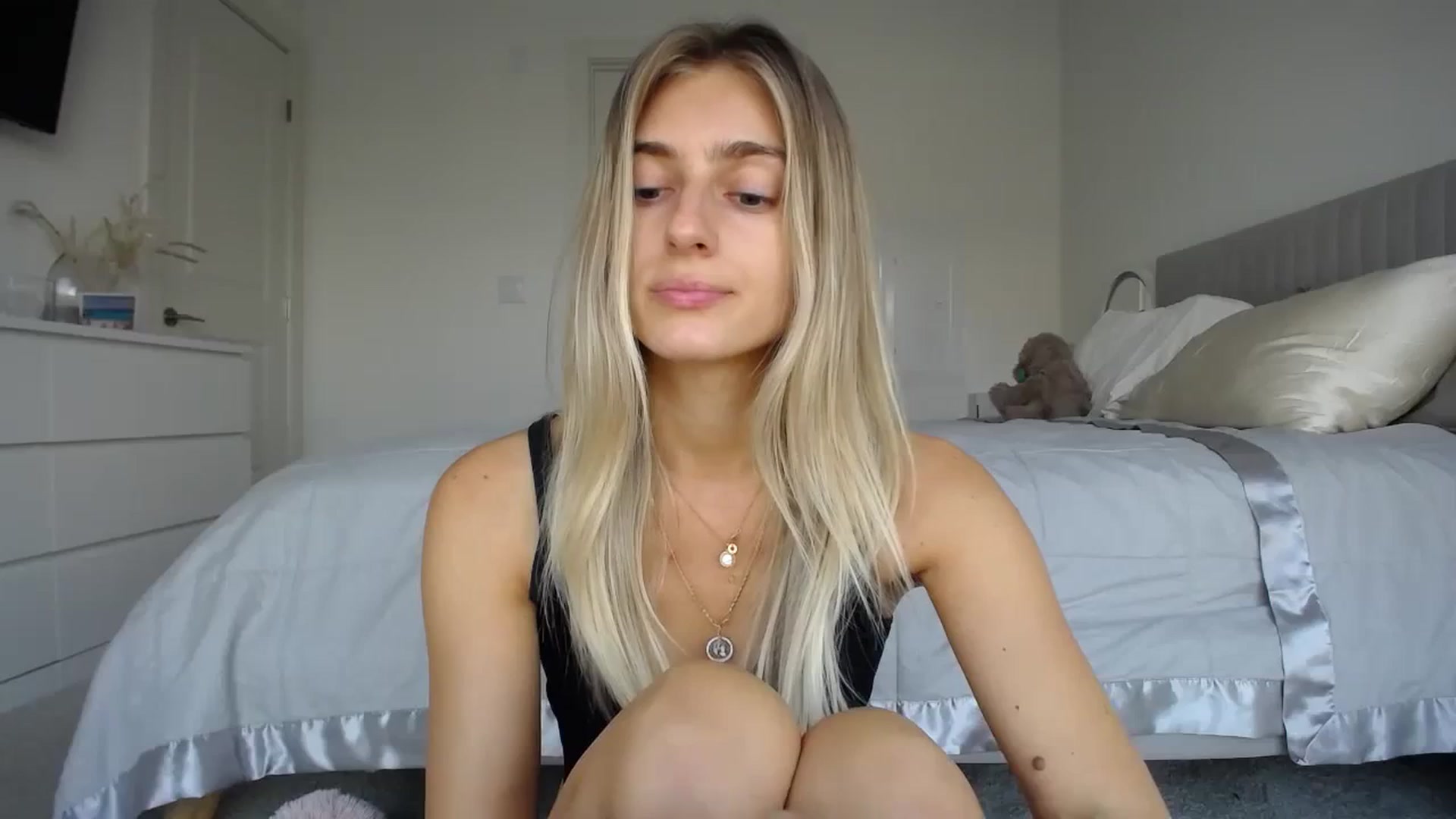Gallery image thumbnail from Vodka_Queen's myfreecams stream on, 11/25/2023, 24:21 image 15 of 20