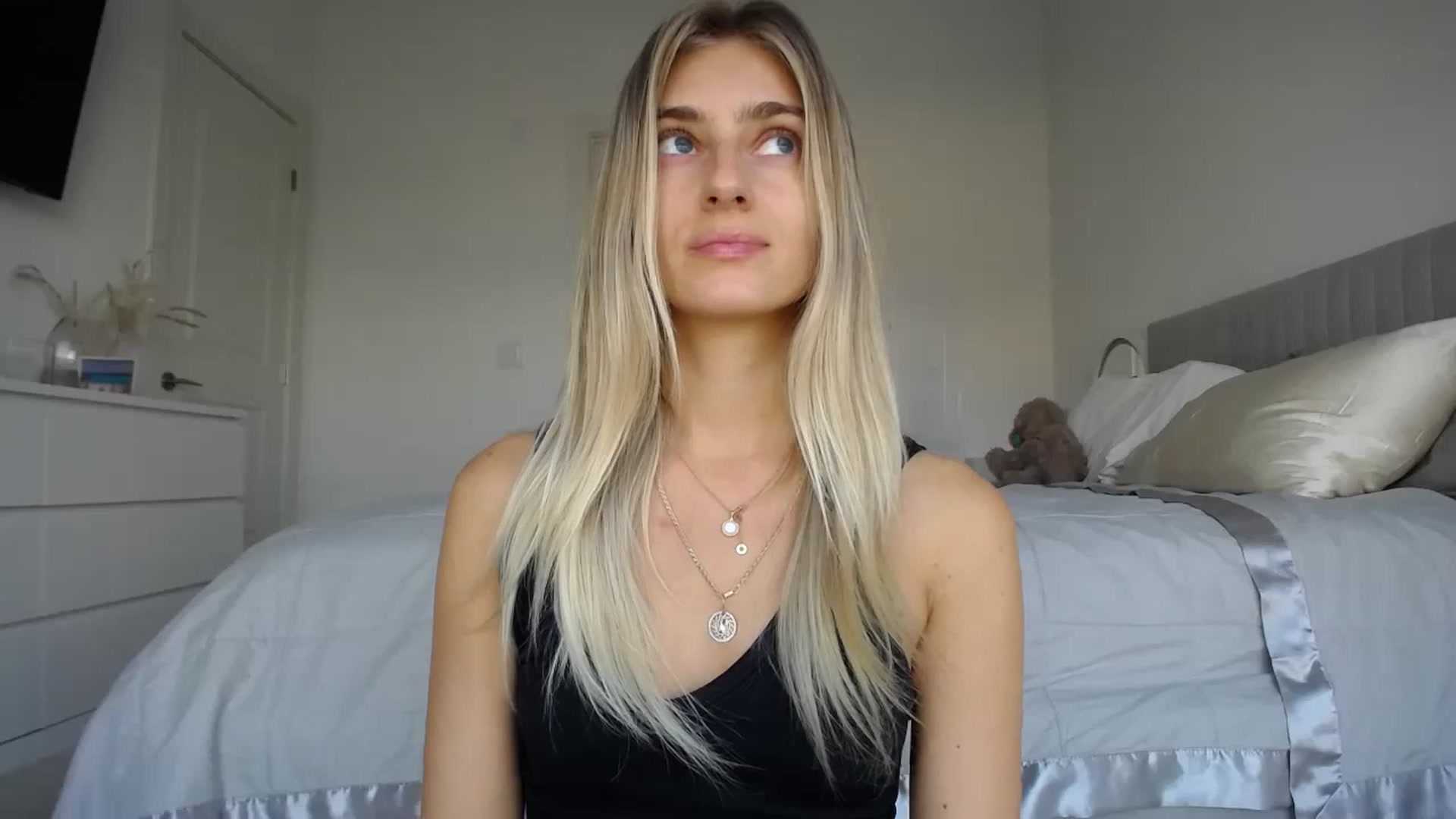 Gallery image thumbnail from Vodka_Queen's myfreecams stream on, 11/25/2023, 24:21 image 6 of 20
