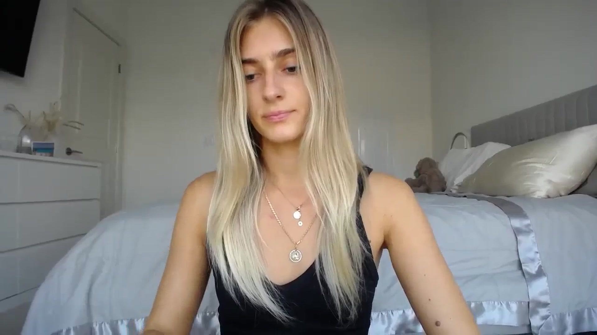 Gallery image thumbnail from Vodka_Queen's myfreecams stream on, 11/25/2023, 24:21 image 9 of 20