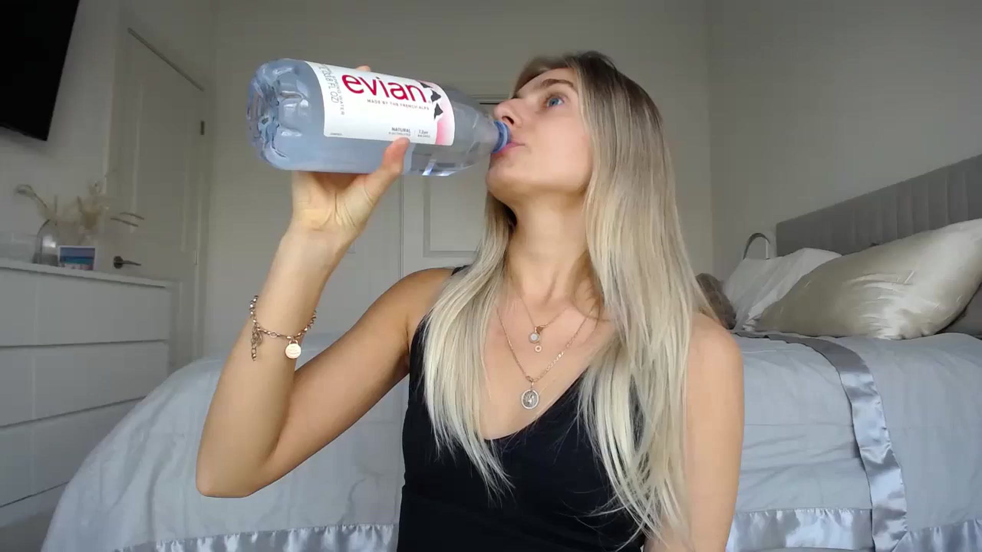 Gallery image thumbnail from Vodka_Queen's myfreecams stream on, 11/25/2023, 24:21 image 18 of 20