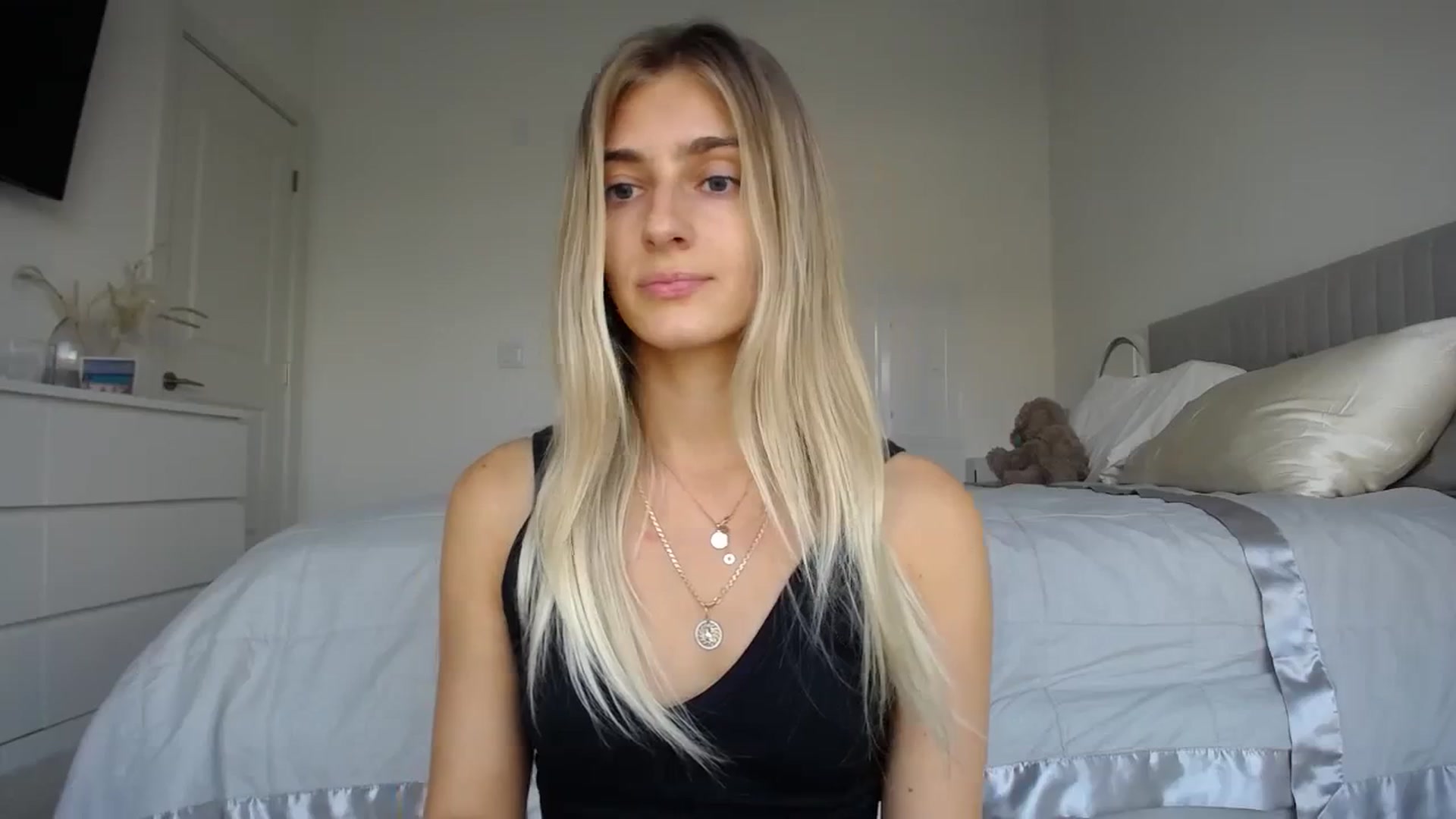 Gallery image thumbnail from Vodka_Queen's myfreecams stream on, 11/25/2023, 24:21 image 12 of 20