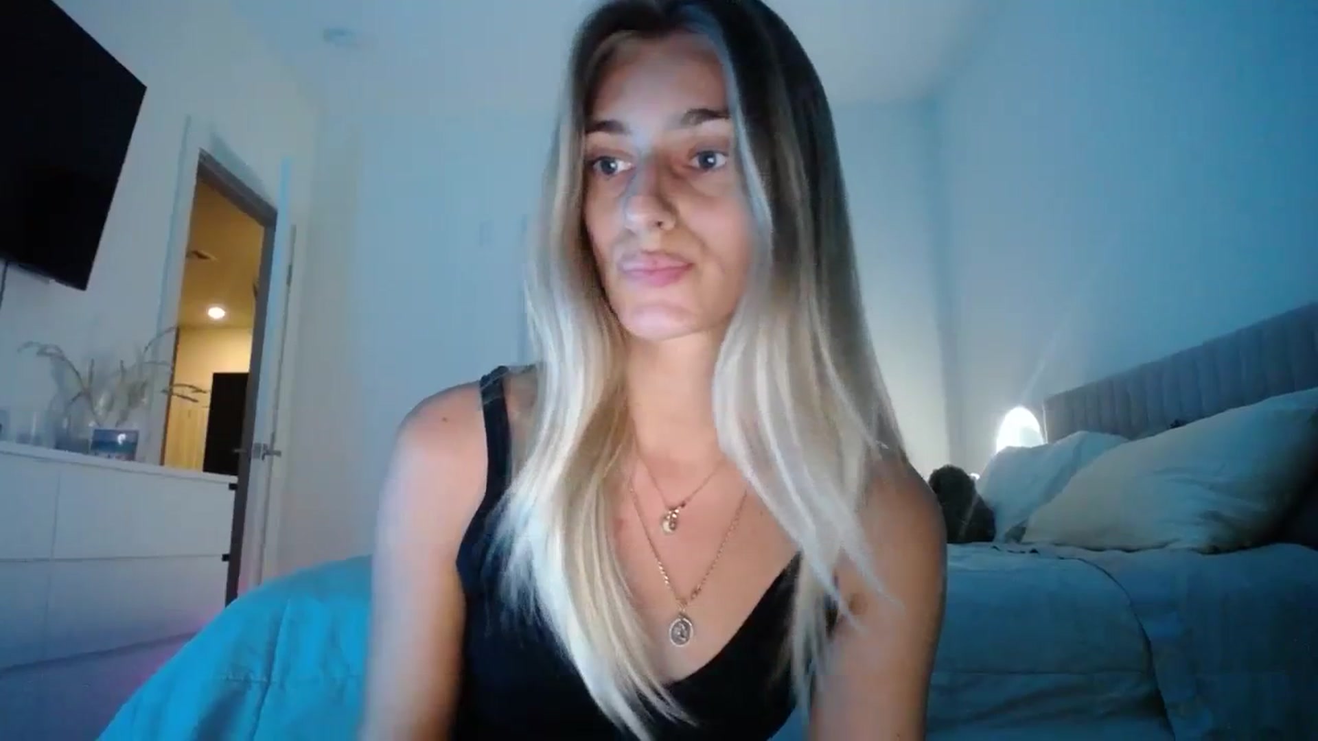 Gallery image thumbnail from Vodka_Queen's myfreecams stream on, 11/25/2023, 03:03 image 4 of 20