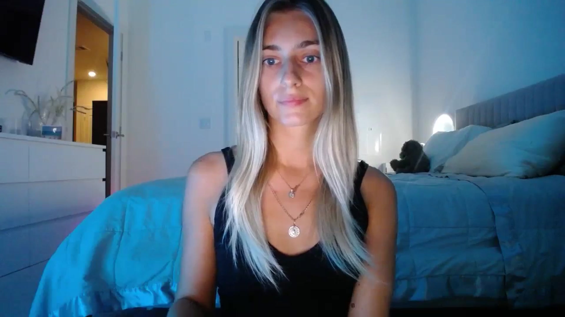 Gallery image thumbnail from Vodka_Queen's myfreecams stream on, 11/25/2023, 03:03 image 6 of 20